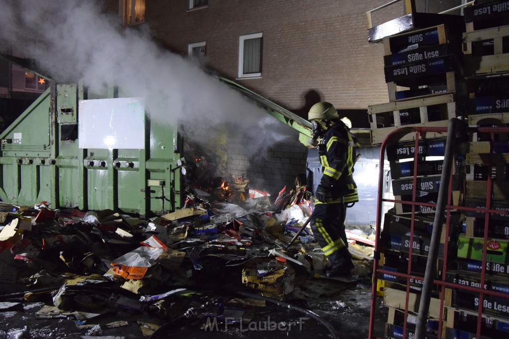 Feuer Papp Presscontainer Koeln Hoehenberg Bochumerstr P382.JPG - Miklos Laubert